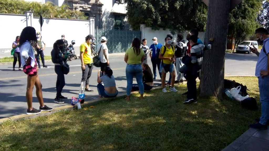 The_Prisma's tweet photo. #Colombianos EN EL EXTERIOR EXIGEN al gobierno de @IvanDuque LES PERMITAN REGRESAR A SU PAIS
pues llevan atrapados en el exterior dos meses POR #Covid19Colombia 
https://t.co/5qTiUlCktc
@DefendamosPaz @CancilleriaCol @IvanCepedaCast @mariacepcas @teleSURColombia @ActualidadRT https://t.co/AVyNpYyLYc