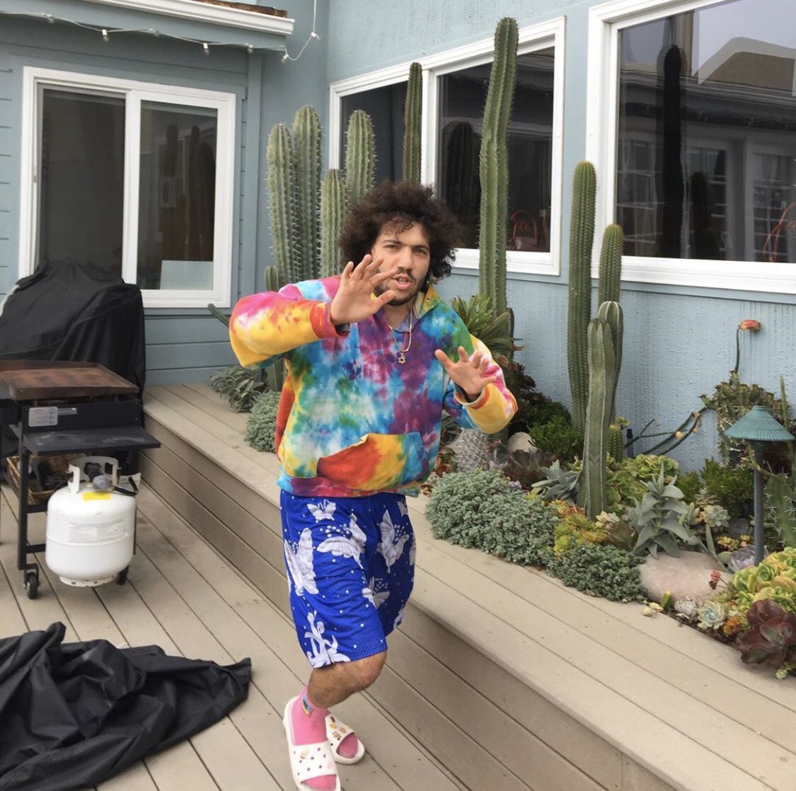 ItsBennyBlanco's tweet photo. me when u begging me to hang out and say u have been in quarantine alone at ur house for 2 months but ur insta stories have a different person in them every day https://t.co/uQGpGGZWDO