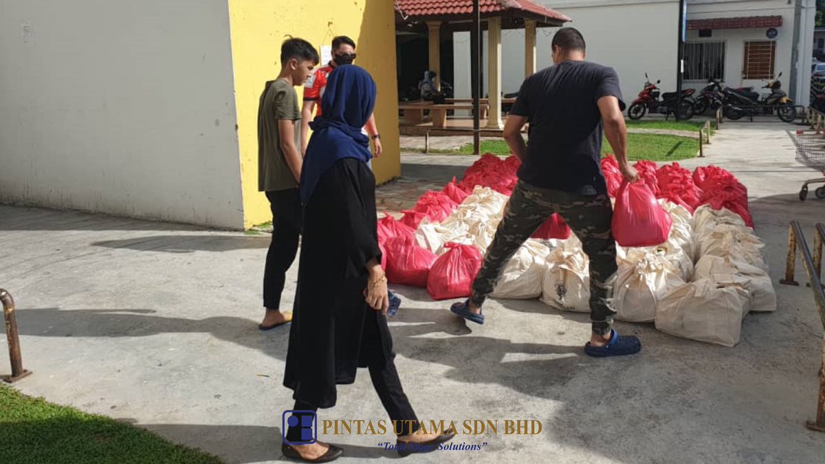 pintasutama's tweet photo. PUSB dengan kerjasama Yayasan Karjan telah mengagihkan lebih 150 beg sumbangan barangan keperluan raya dan juga Duit Raya di PPR Kerinchi untuk persiapan Hari Raya yang bakal tiba.

#PUSBperihatin #PUSBtotalslopesolutions #RezekiBersamaYK 
#HariRaya2020 
#KitaJagaKita https://t.co/DEfFu50epf