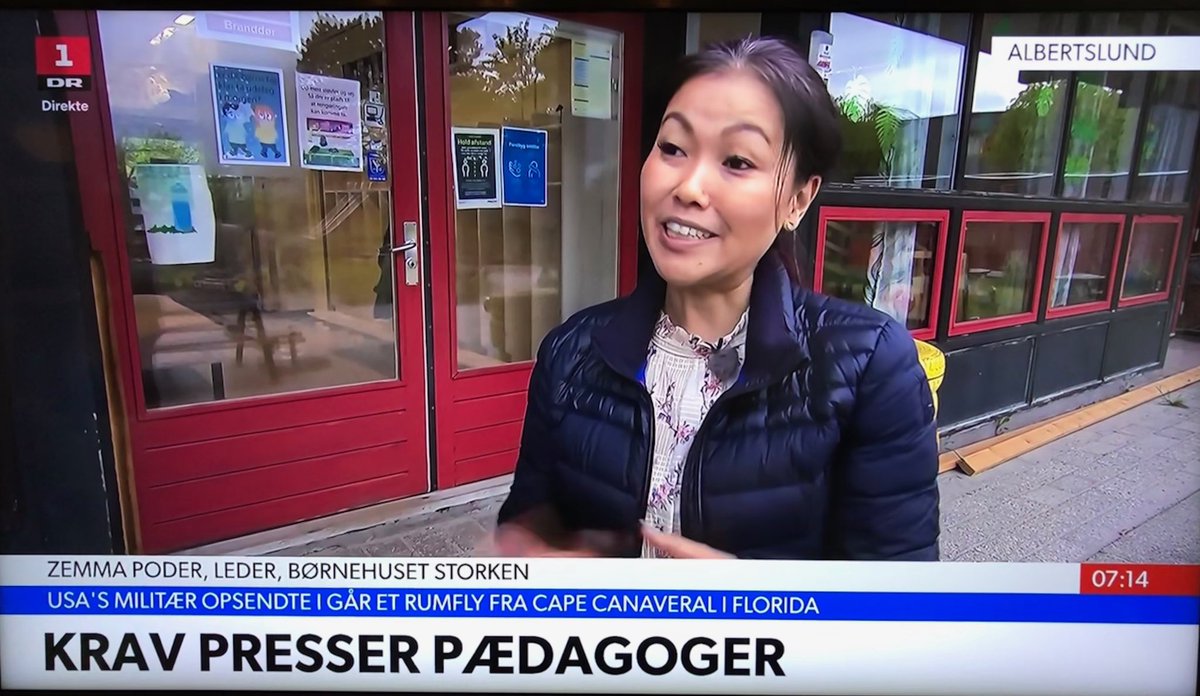 bupldk's tweet photo. Flere børn i børnehaven i dag, men vi er stadig pressede af xtra rengøring og hygiejne, så personalet skal være meget alene med store børnegrupper, fortæller leder Zemma Poder fra Albertslund til @DRNyheder Hårdt pres på pædagogerne og mindre tid til børnene! #covid19dk #dkpol https://t.co/9VskHwVvmD