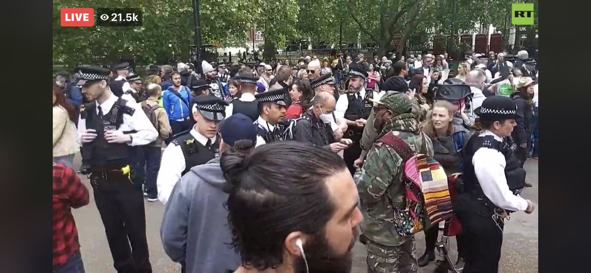 dansemaillives's tweet image. When the Metropolitan Police have no PPE and abandon social distancing themselves! This is not going to end well! #Covid19UK #metropolitanpolice #ProtestLockdown