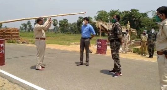 airnews_ranchi's tweet photo. #गोड्डा: जिले से सटे बिहार के बांका जिले में एकाएक कई #कोरोनापॉजिटिव मरीज पाए गए जिसके बाद गोड्डा प्रशासन पूरी तरह चौकस हो गया है. बसंतराय, पथरगामा, हनवारा और मेहरमा की सीमाओं पर चौकसी बढ़ा दी गई है. #SPGodda @YSR_IPS @Goddapolice ने सीमा पर चेक नाका का कड़ाई से निरीक्षण किया. https://t.co/GUEFqGChsI