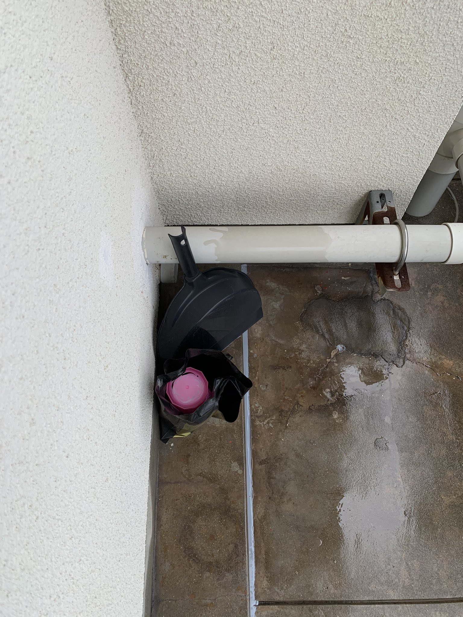 I M また 鳩が糞を撒き散らしていたので雨の中掃除をして とりあえず鳩が嫌う薔薇の匂い 事 消臭元を買って黒いビニールはカラスと勘違いするそうで包んで置きました もう片方のベランダにも同じ対策をしようと思ってます 鳩 対策 消臭元 薔薇