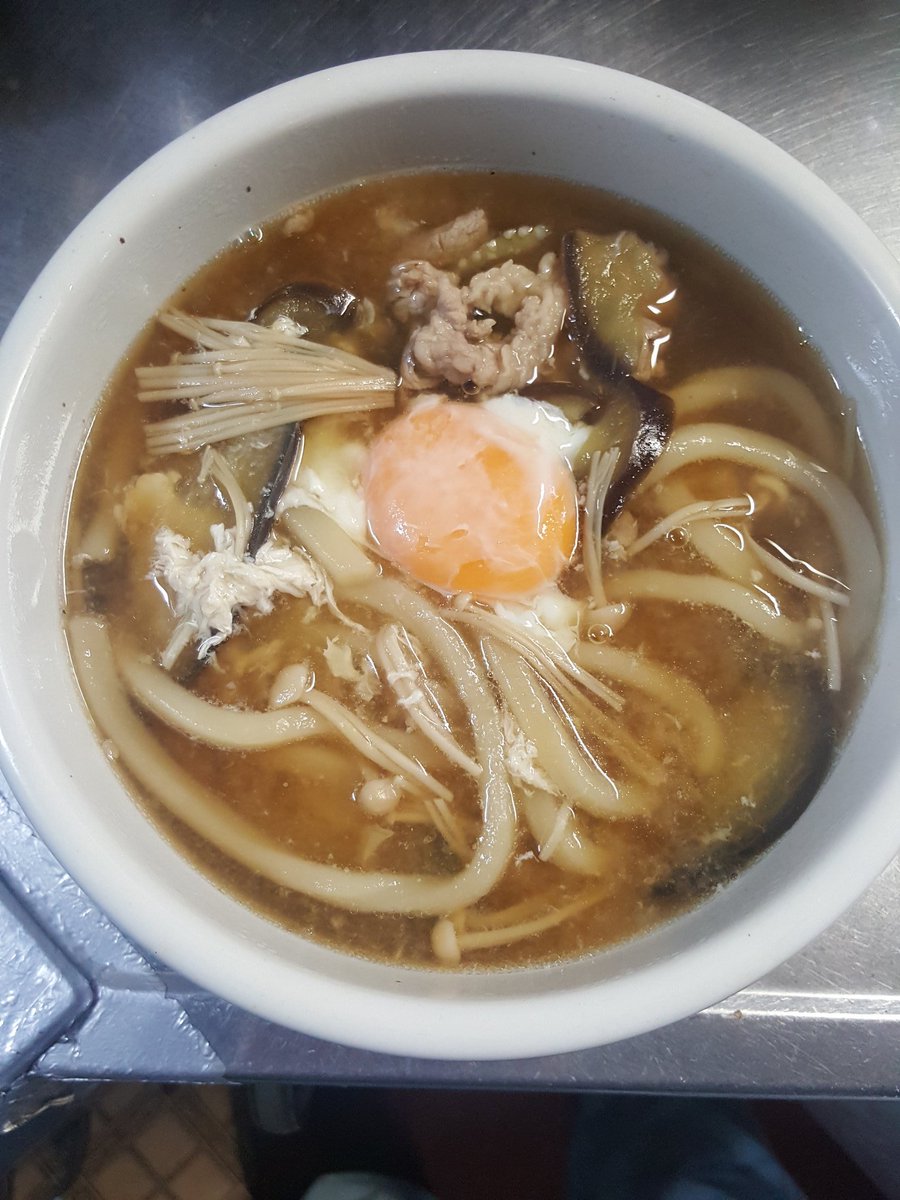 しんごちゃん 信州から 夕飯は 業スーの冷凍うどんを使って うどんを煮ました 具は 豚肉 ナス えのき茸です 汁は 醤油と ほんだしのみです 卵は 盛り付ける直前に鍋に落として 少し煮ます 汁に使う醤油の量は 相変わらず目分量です 笑 業スー