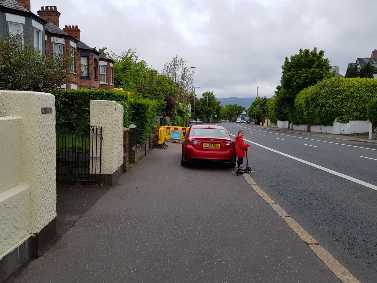 Walking on the road to get round cars! This is urban Clearway! No parking on footway ever <a href="/NicholaMallon/">Nichola Mallon</a> <a href="/niroads/">Wesley Johnston 🇺🇦</a> <a href="/nigreenways/">NI Greenways</a>