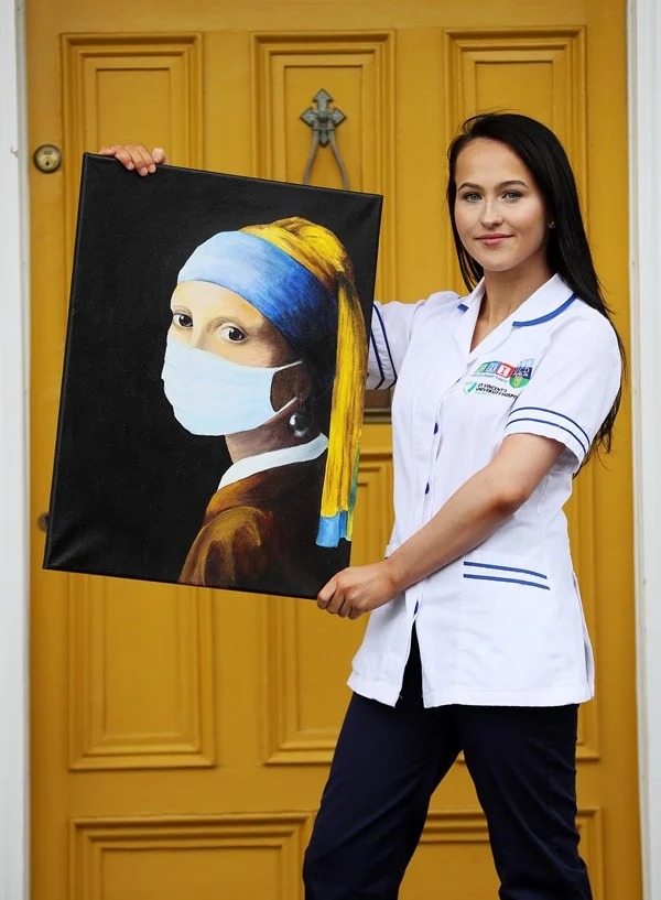 🖼👩‍⚕️ Masterpiece! First year UCD student nurse Chloe Slevin is auctioning her "Girl With A Surgical Mask" and giving the funds to @FeedTheHeroes1 – a charity that delivers food to hospital and emergency workers

👉 bit.ly/2ygLvTM