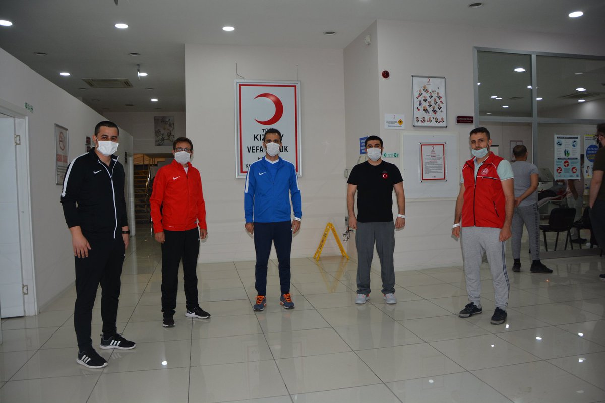 Kan Stokları azalan <a href="/KizilayNevsehir/">Türk Kızılay Nevşehir</a> Şubemizin kan ihtiyacı için Gençlik ve Spor İl Müdürlüğü ailesi olarak liderlerimiz ve antrenörlerimizle beraber kan verdik.
#GSBGM
#GençlerinİyilikAğacı