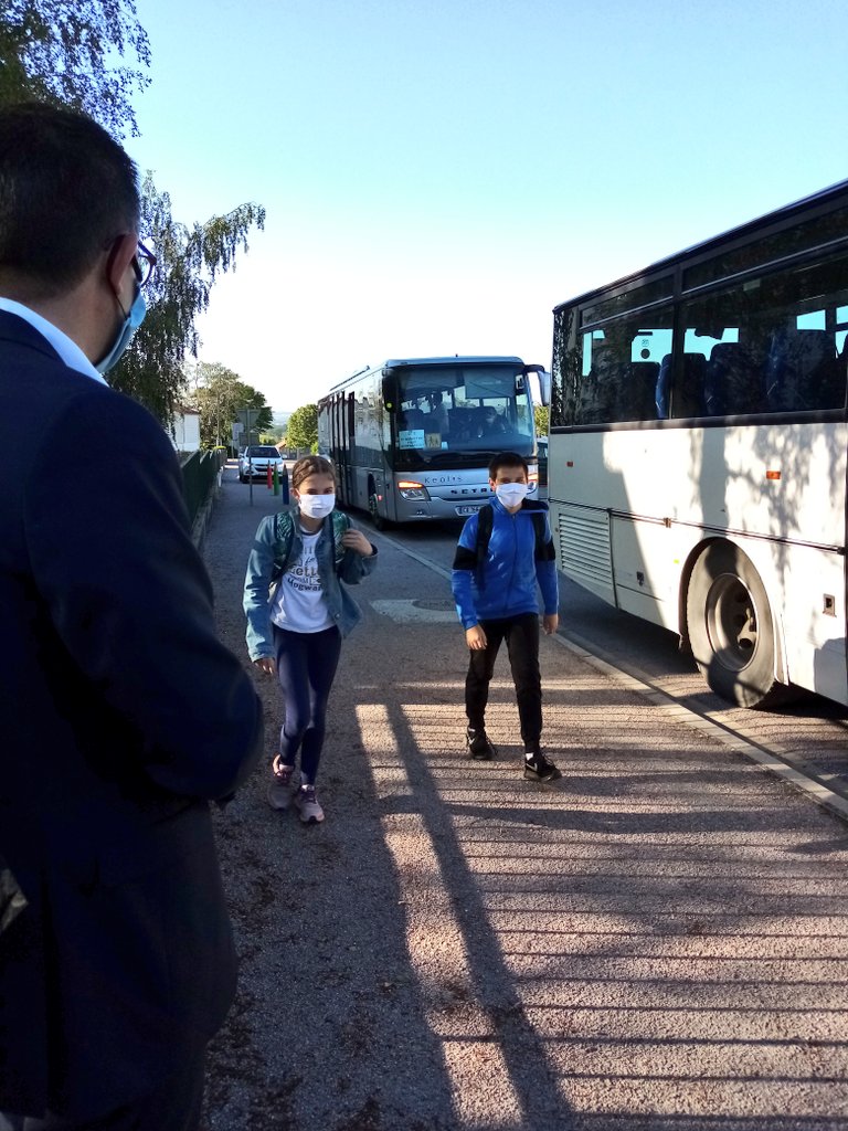 claude_riboulet's tweet photo. Ce matin, au #collège J. Cluzel avec la Directrice de @DSDEN_03 et  A.Bidaud et C.Touzeau pour la reprise des 6e / 5e. Organisation remarquable de la communauté éducative et des agents du @Allierdpt Faire confiance à la proximité est gage d'efficacité. #COVID19 #Deconfinement https://t.co/TF7Jb5F1xd
