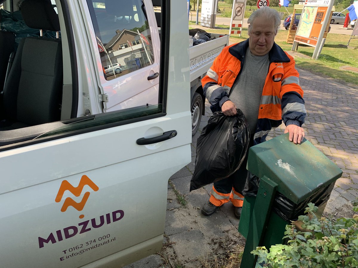 SchillemansMZ's tweet photo. Op vele plaatsen binnen het verzorgingsgebied @MidZuid legen wij de afvalbakken. Zeker in deze tijd wordt hier veel gebruik van gemaakt om afval in weg te gooien.
Chris is onze man in Woudrichem
#MidZuid #werktvooriedereen #Woudrichem #altena https://t.co/iRwb2LS9te