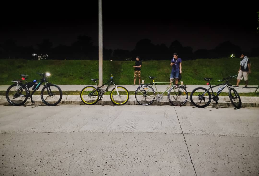 Agustinus_HA's tweet photo. FPD Night Gobar. Shoot with @asusid maxprom2 #asusid #asusphone #asusmaxprom2 #ikkdpondokaren #forumpemudadeplu #polygonbike #polygonindonesia #polygonxtradaowner #rodalinkindonesia #rodalinkserpong #rodalinkbintaro #lightroommobile #hptografi https://t.co/sR4IggU8T1