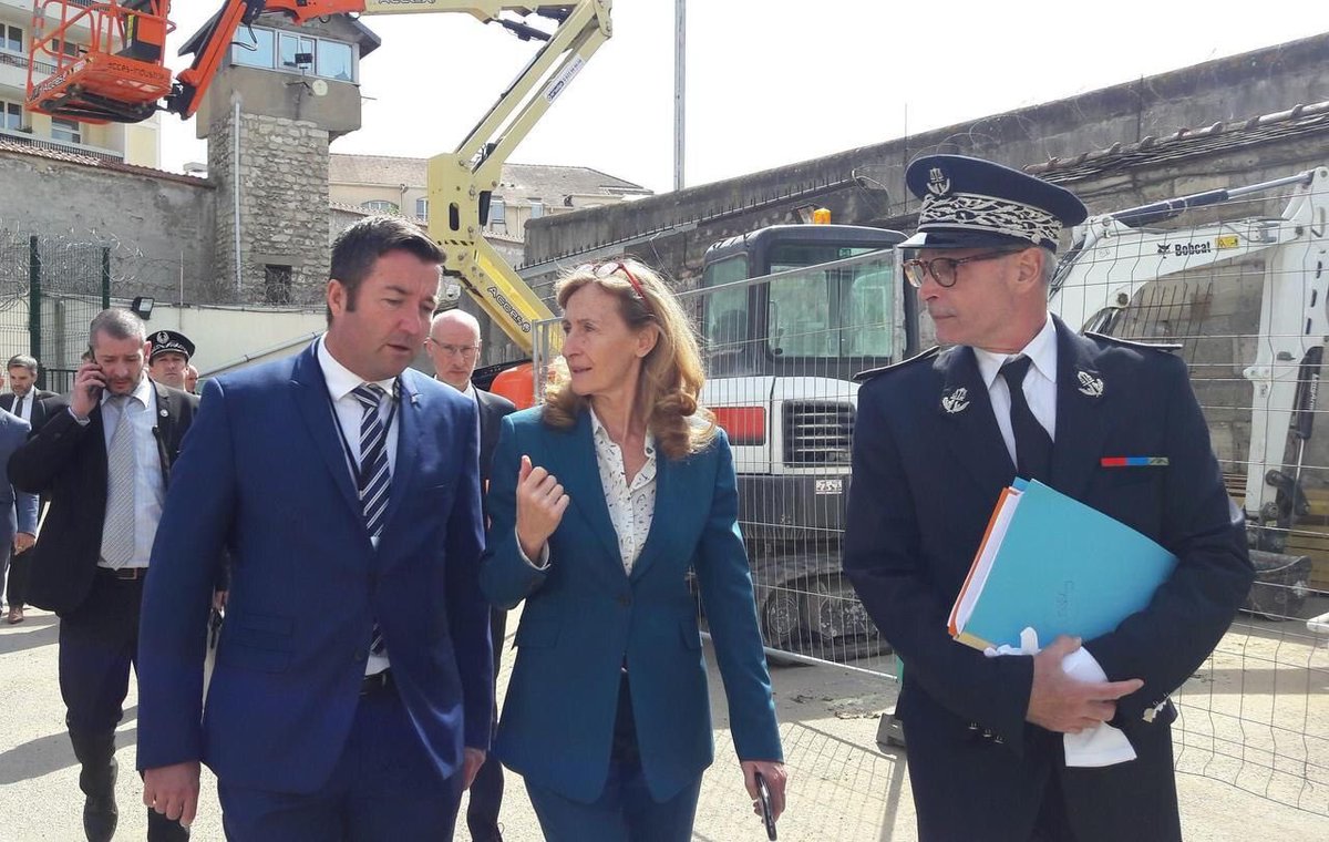 KARLOLIVE's tweet photo. Suite à l’incendie de la prison de @villepoissy vendredi, je remercie notre députée @fgranjus de son appel. La situation est de plus en plus compliquée. Je n’ose pas imaginer un drame après tant de dysfonctionnements...depuis tant d’années! https://t.co/LqNKTsSnWr