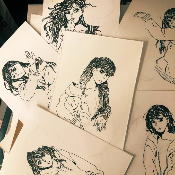 中止になると思い込んでた展示会が、そのまま予定通り(オンラインだけど)やるとのことで大慌てでアンニュイガールズ描いてる。 