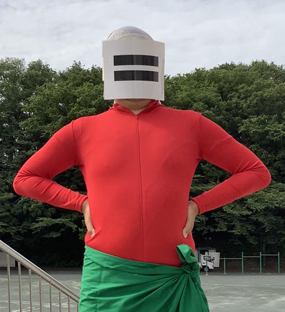 zokeiten's tweet photo. 【イコールマン】
　デブだな、、、それはさておき、図工の先生もイコールマンに変身しました。イコールマンとは「＝」が「は」ではなく「等号」であるということを伝えるヒーローです。オンラインコンテンツが次々にリリースされる今、学校の先生がやれることをしっかり頑張りたいと思います。 https://t.co/KB6iSOhTZz