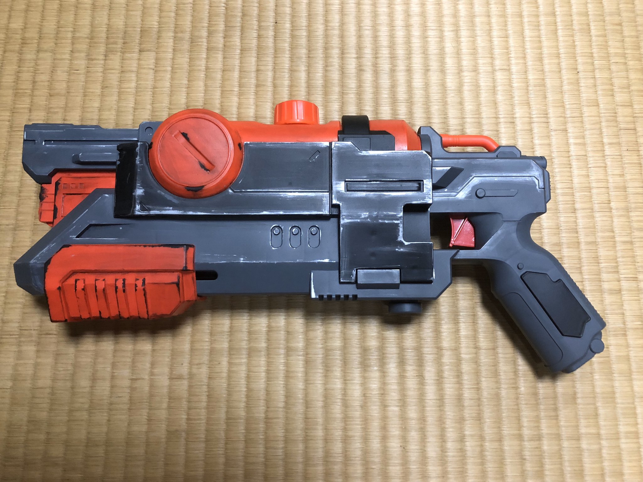 ワタナベシンジ ダイソーの水鉄砲のデザインがカッコ良かったので 大人塗りしてみた で 今日 昼休み駅前走ってたら 偶然にもカラーリングがアパホテルと同じだった 笑 ダイソー 水鉄砲 リアルに塗装 アパホテル T Co Ztevw85ndu Twitter