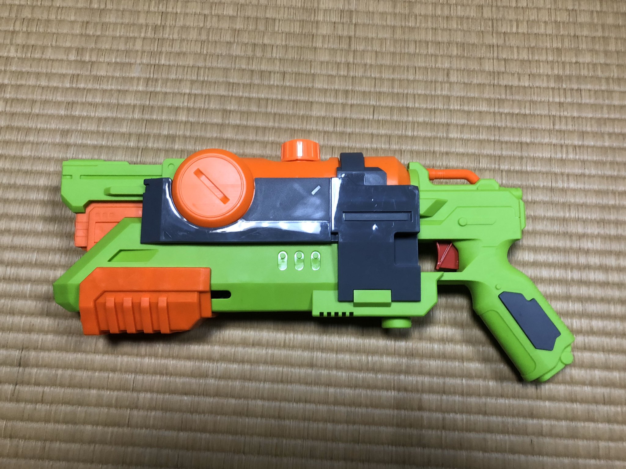 ワタナベシンジ ダイソーの水鉄砲のデザインがカッコ良かったので 大人塗りしてみた で 今日 昼休み駅前走ってたら 偶然にもカラーリングがアパホテルと同じだった 笑 ダイソー 水鉄砲 リアルに塗装 アパホテル T Co Ztevw85ndu Twitter
