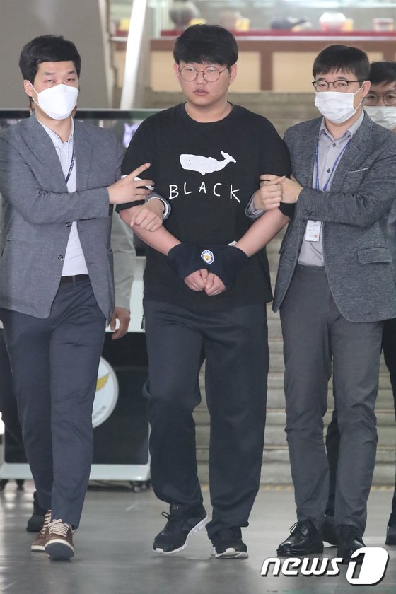 MOONDO__1223's tweet photo. 아니 다 오늘 있었던 거임 근대 남돌 이태원 갔다는 거 하나에 다 가려져서 뜨질못함 진짜 첫번째 사진은 광주사람이라서 인지 뭔지 너무 빡치고 열오르는거 더 느껴지고 2번은 뭐 말할것도 없는 갓갓이고 3번은 과로사셔.... 다 알아야하는거인데 뜨질못하네 https://t.co/XFsa7eKTKN