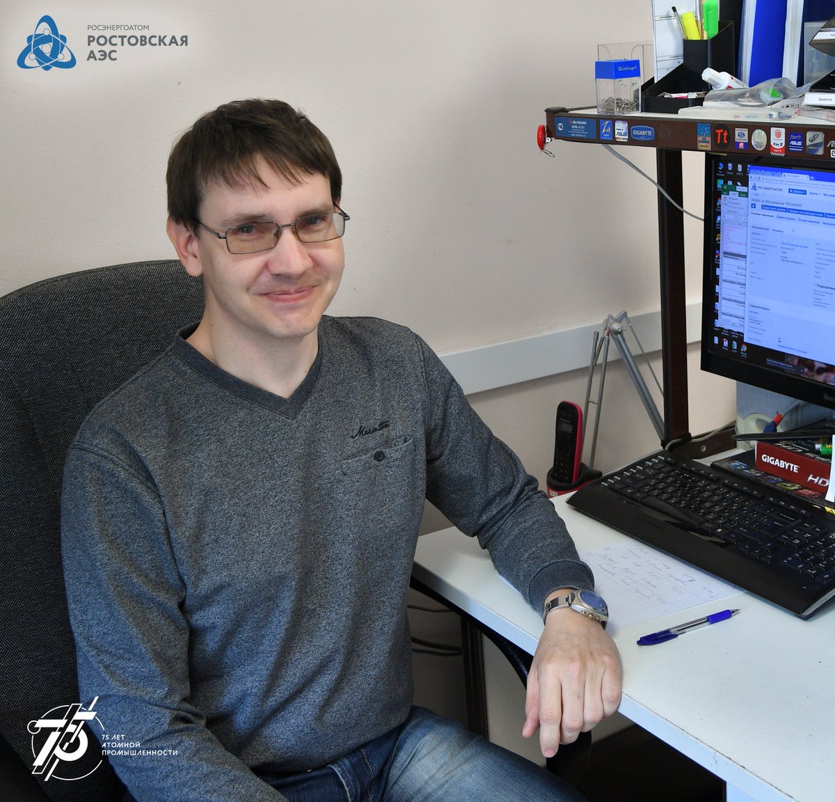 official_vdnpp's tweet photo. Новая рабочая неделя на Ростовской АЭС и новая порция энергии позитива. Сегодня своей #ЭнергиейПозитиваРоАЭС делится главный специалист группы технической поддержки пользователей и офисной техники КОНСИСТ-ОС Василий Овчар😉 https://t.co/lJhDMAtoqq