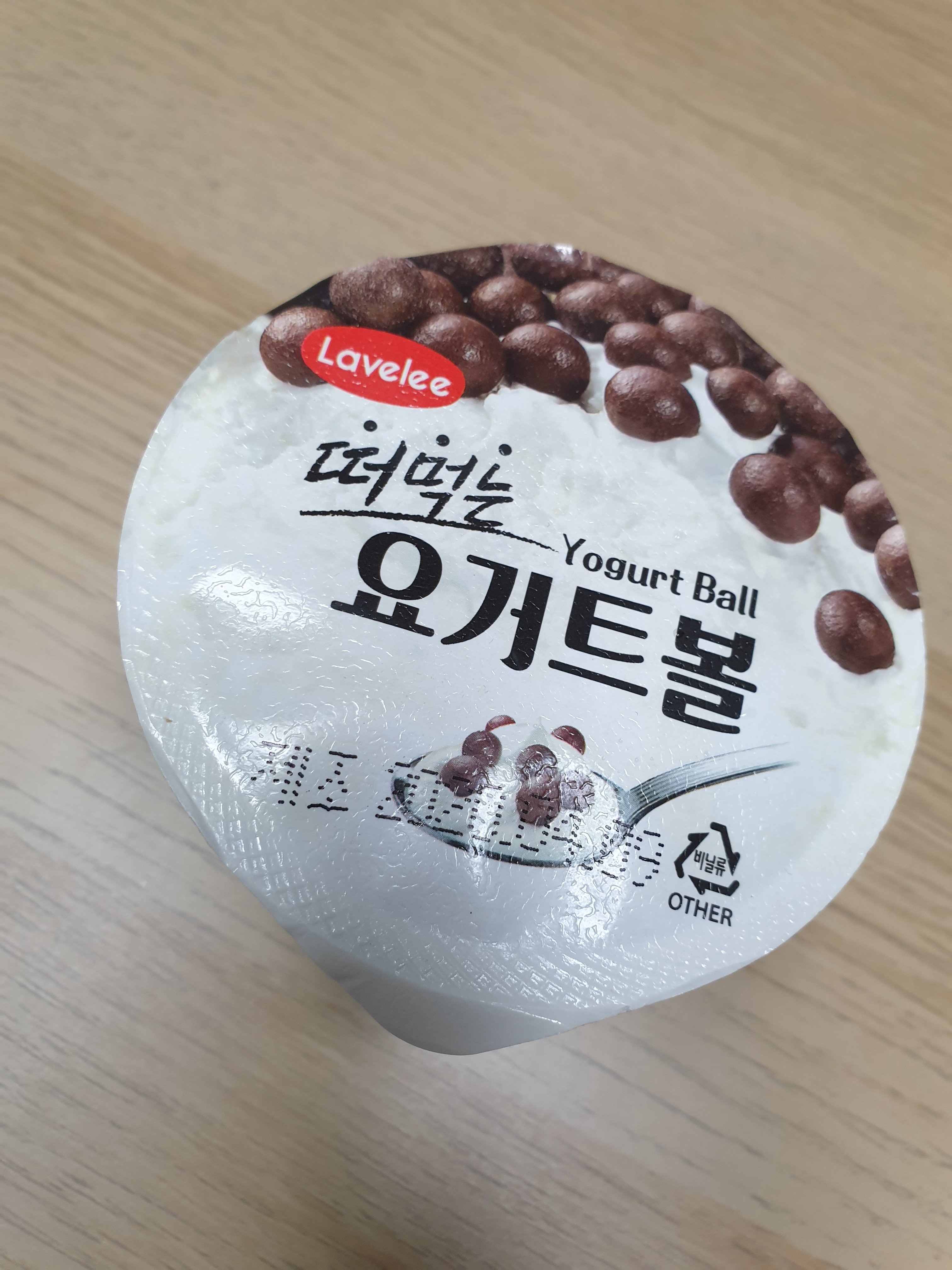 クリエイトリップ 韓国情報 韓国コンビニ 韓国 コンビニ Gs25で見つけた 요거트볼 ヨーグルト ボール アイスクリーム ヨーグルトアイスクリームの上にサクサクのチョコボールが乗っているだけなのですがすごく美味しい チョコボール 入れて