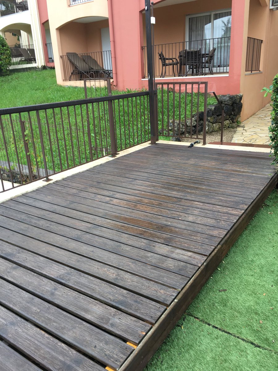 julienlarizza's tweet photo. New pool deck !!! Ready for the summer. #leclubmougins #staysafe #enjoyyourresort https://t.co/9830NrC95N