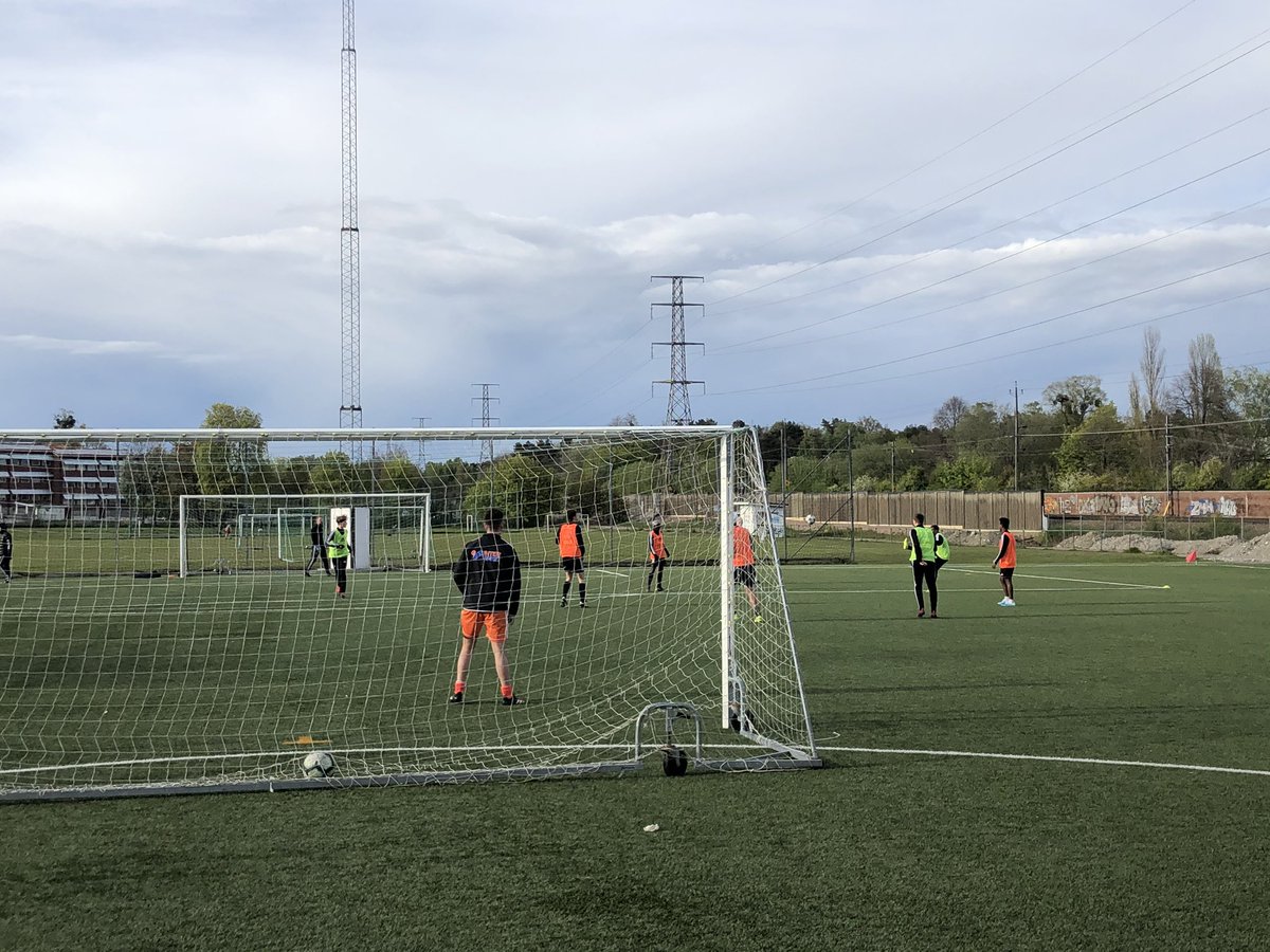 Bk30U19's tweet photo. Söndagsträning med U23 på Ringvallen. Bara uppvärmning och dela/spela. https://t.co/IfuXeR2uWX