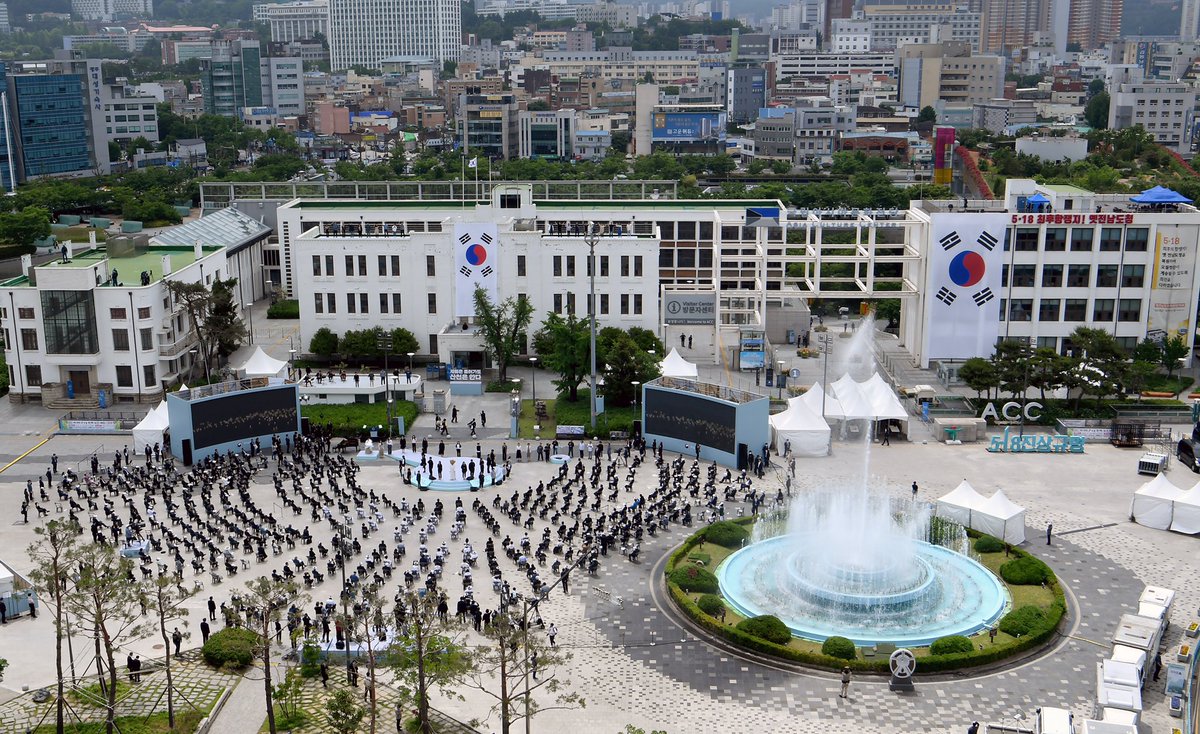 <제40주년 5·18민주화운동 기념식>

광주를 통해 우리는 서로의 마음을 
더 많이 모으고, 더 많이 나누고, 
더 깊이 소통하는 것이 
민주주의라는 것을 경험했습니다.

www1.president.go.kr/articles/8636