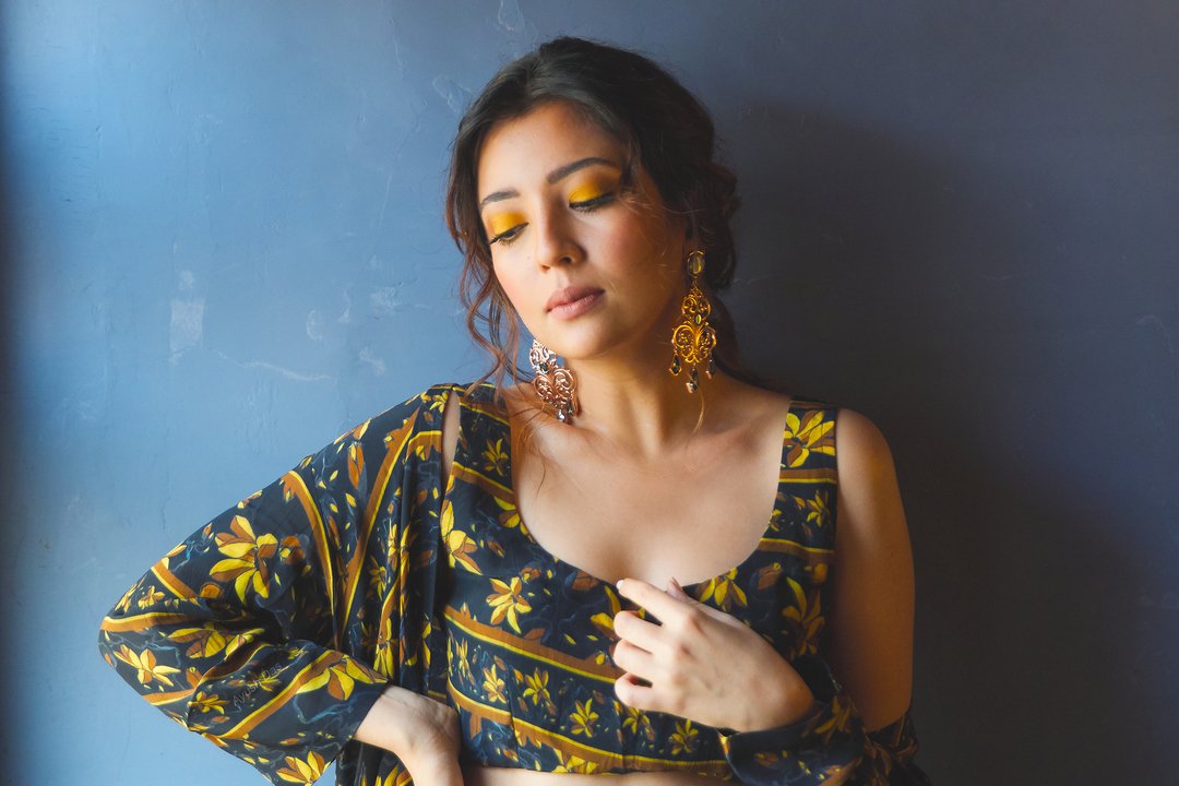 ayushdas's tweet photo. isolated by the blues
. 
#blueyellow
#windowlighting 
#fashioneditorial https://t.co/QOKzVUt7Rn