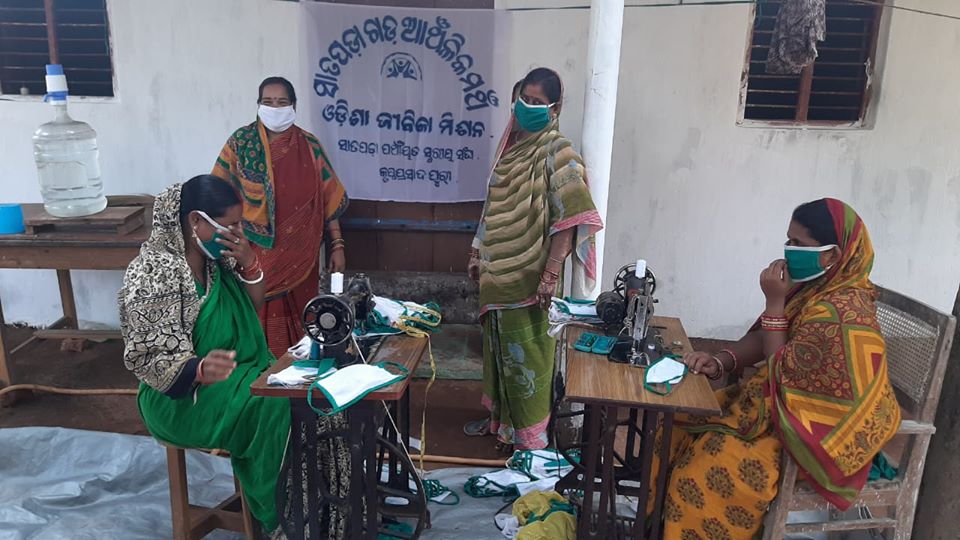 OLM_Antyoday's tweet image. In a bid to meet the growing demand of the mask in the state, SHG members of OLM in Krushnaprasad block of Puri district are manufacturing masks. The determination and grit shown by these SHG members during the COVID-19 pandemic is appreciable.

#OLM, #maskmanufacturing