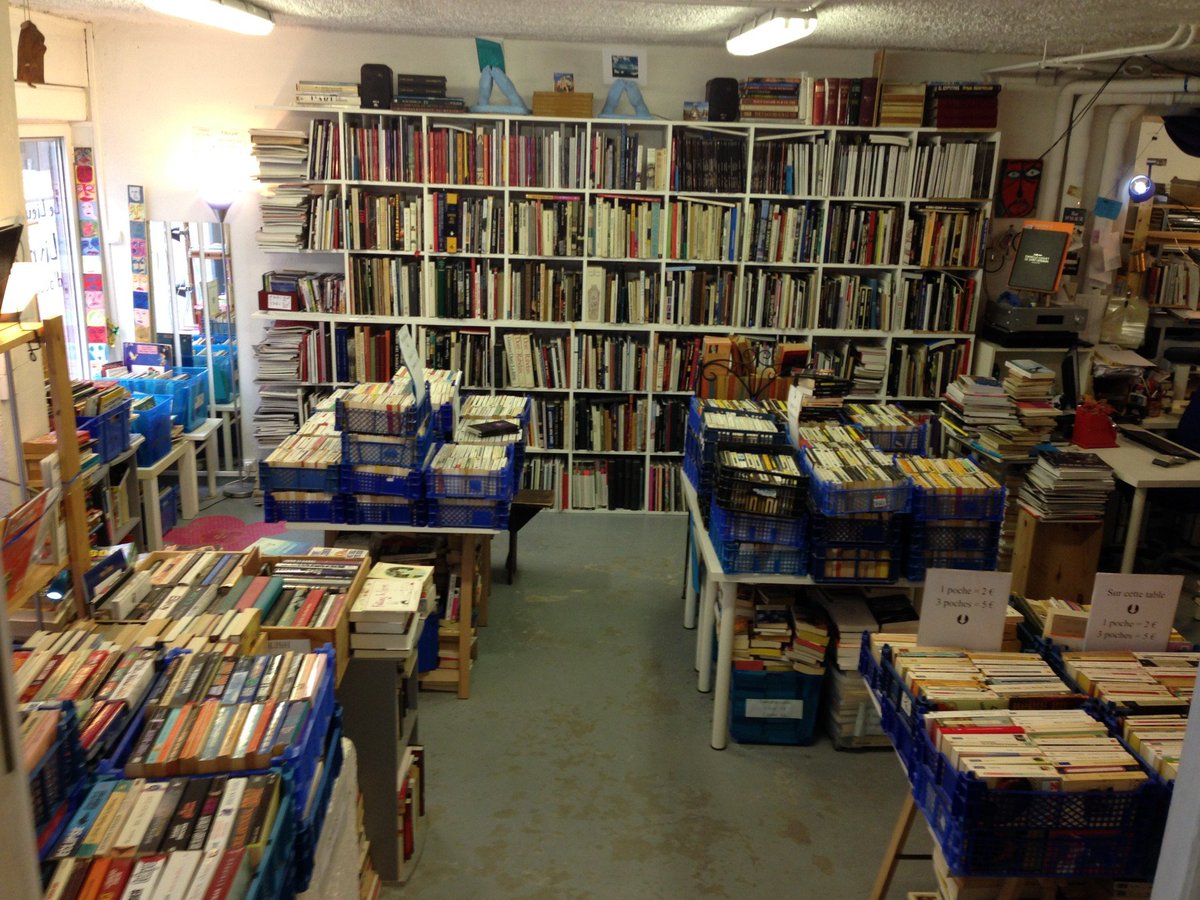 *autopromotion familiale* Parisien.ne.s du Nord-Est, aujourd'hui réouverture de la librairie d'occasion la plus sympa, le Lieu Bleu lelieubleu.com * 
lun-ven: 13-17h
#parisculture #belleville #librairie <a href="/DesLivresEtMoi7/">Des Livres Et Moi 📚</a> <a href="/UnLivreUnJour/">Un Livre Un Jour</a> <a href="/MLibraires/">Les petits mots des Libraires</a>