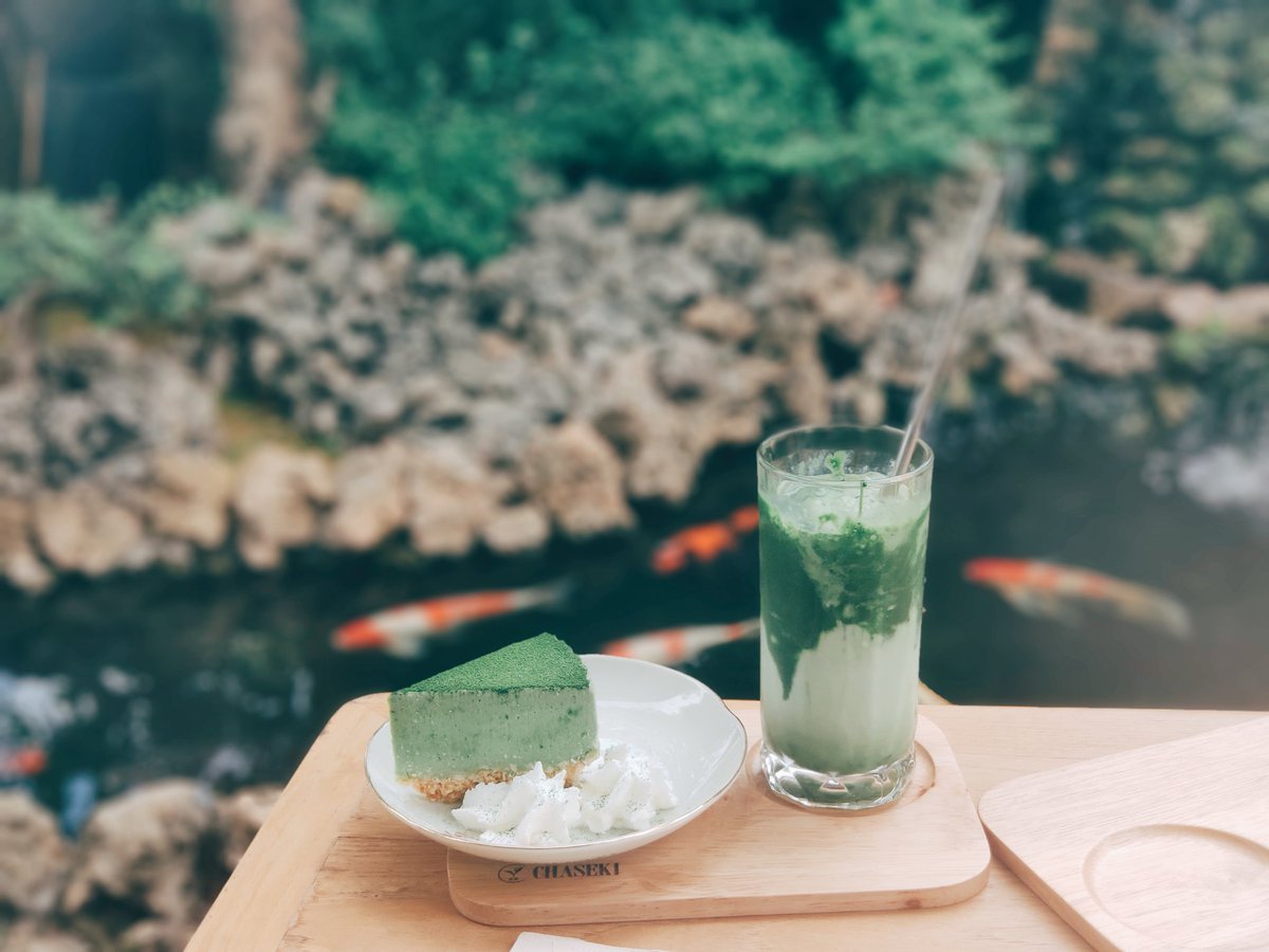 eatingoutmap's tweet photo. ร้านชาเขียว เปิดใหม่ สาขาสองจากช้างเผือก
ลด30%  แถมปอปคอนฟรี
ร้าน ชาเซกิ หรือ  ห้องชา ที่เน้นขายชาเขียวโดยเฉพาะแต่ มีเมนูให้เลือกหลากหลาย ไม่ว่าจะเป็น

มัชฉะ ลาเต้ 150  มัชฉะนำ้มะพร้าว 140

ชาที่นี่จะเน้นรสชาติหวานน้อยเป็นหลัก ถ้าใครอยากได้รสชาติหวานก็บอกทางร้านได้ https://t.co/ry0eGF7QMd