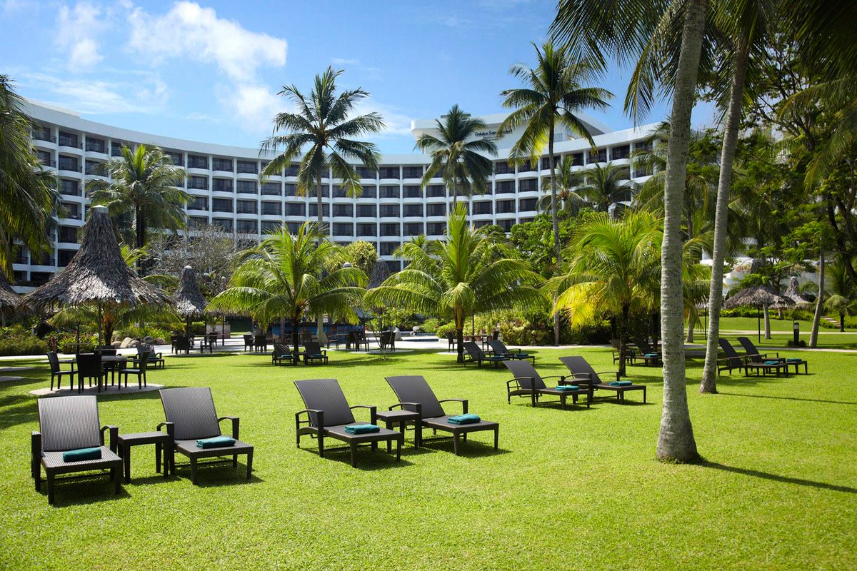 You woke up feeling like sunbathing and all that’s left to do is walk out here, layback and relax. Let this be your motivation for a great start ahead. #sunbathe #layback #pkpb #shangrilapenang