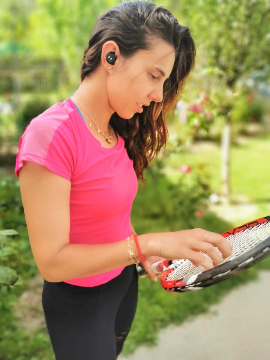 MikiBuzarnescu's tweet photo. So excited that I got the chance yesterday to play some tennis and enjoy some good music while doing it! I think my tennis racquet was even happier that my partner was no longer the bed 😅 
#tennispro #mikiwta #mikibuzarnescu #harmanaudio #harmanaudioromania https://t.co/jsQdHbWSG3
