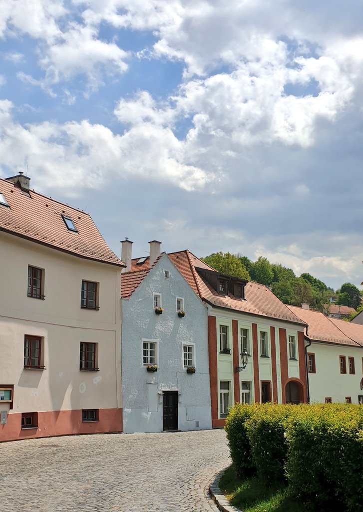 AdrianaCerna's tweet photo. Teď je nejlepší doba k návštěvě Českého Krumlova, bez davů turistů je to pohádka. 25/5 otevírají hotely, jeďte tam, Krumlov vás teď potrebuje! #KrumLOVE https://t.co/Ih5cpRxCRR