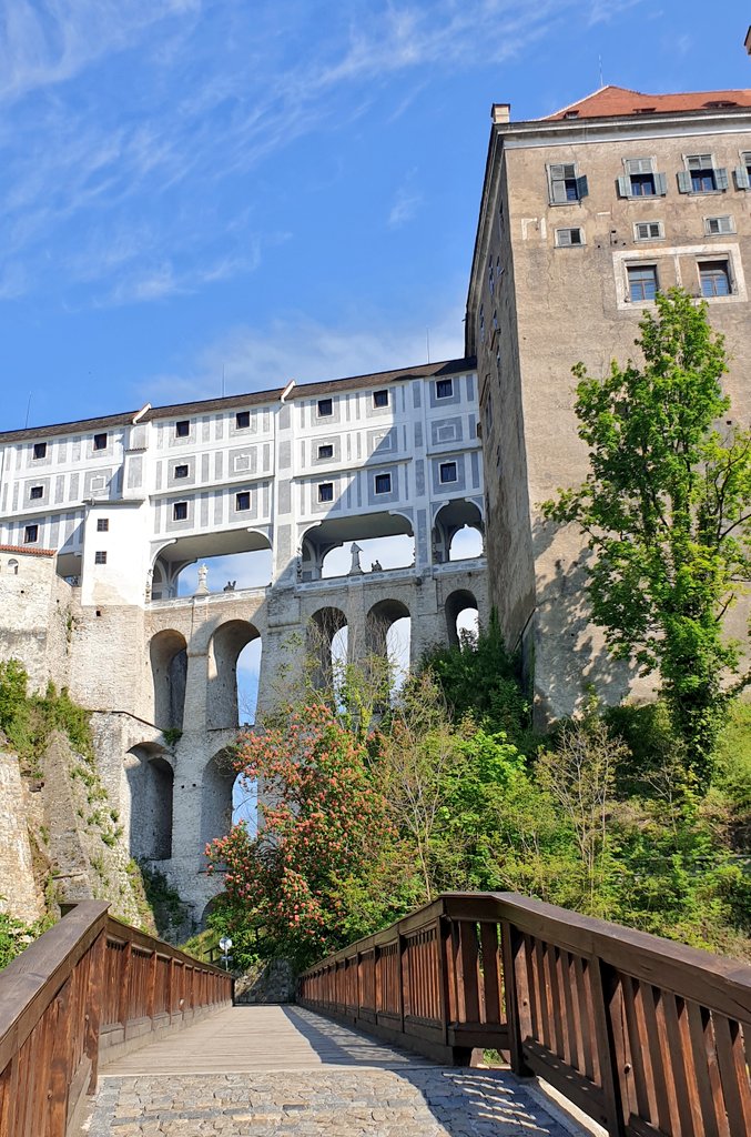 AdrianaCerna's tweet photo. Teď je nejlepší doba k návštěvě Českého Krumlova, bez davů turistů je to pohádka. 25/5 otevírají hotely, jeďte tam, Krumlov vás teď potrebuje! #KrumLOVE https://t.co/Ih5cpRxCRR
