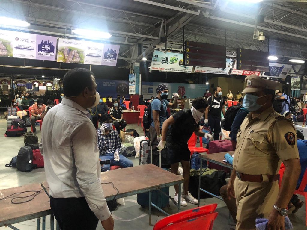 दिल्लीहून विशेष रेल्वेने विद्यार्थ्यांचे आगमन-महाराष्ट्रातील यूपीएससीच्या विद्यार्थ्यांच्यासाठी दिल्ली रेल्वे स्टेशनवरून सोडण्यात आलेली विशेष ट्रेन कल्याण रेल्वे स्टेशन येथे काल रात्री  १०.४० वाजता पोहोचली.कोकण विभागातील सर्व  जिल्ह्यातील ८८विद्यार्थी होते.