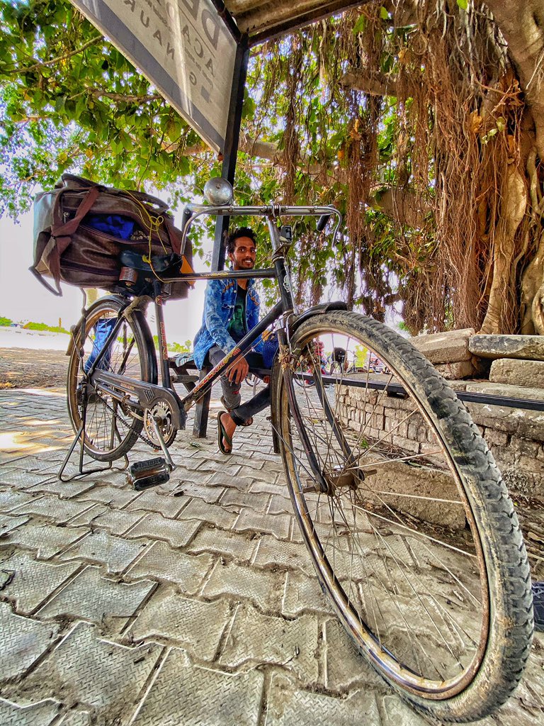 AdityaRajKaul's tweet photo. Saurabh has a smile on his face at Sonipat. 4am he left New Delhi for Pathankot on his cycle. Company where he works refused to pay salary. He had no option but to leave for his village. Refused to initially take juice and biscuits, saying others may need it. This too is India. https://t.co/h7caIQhxR3