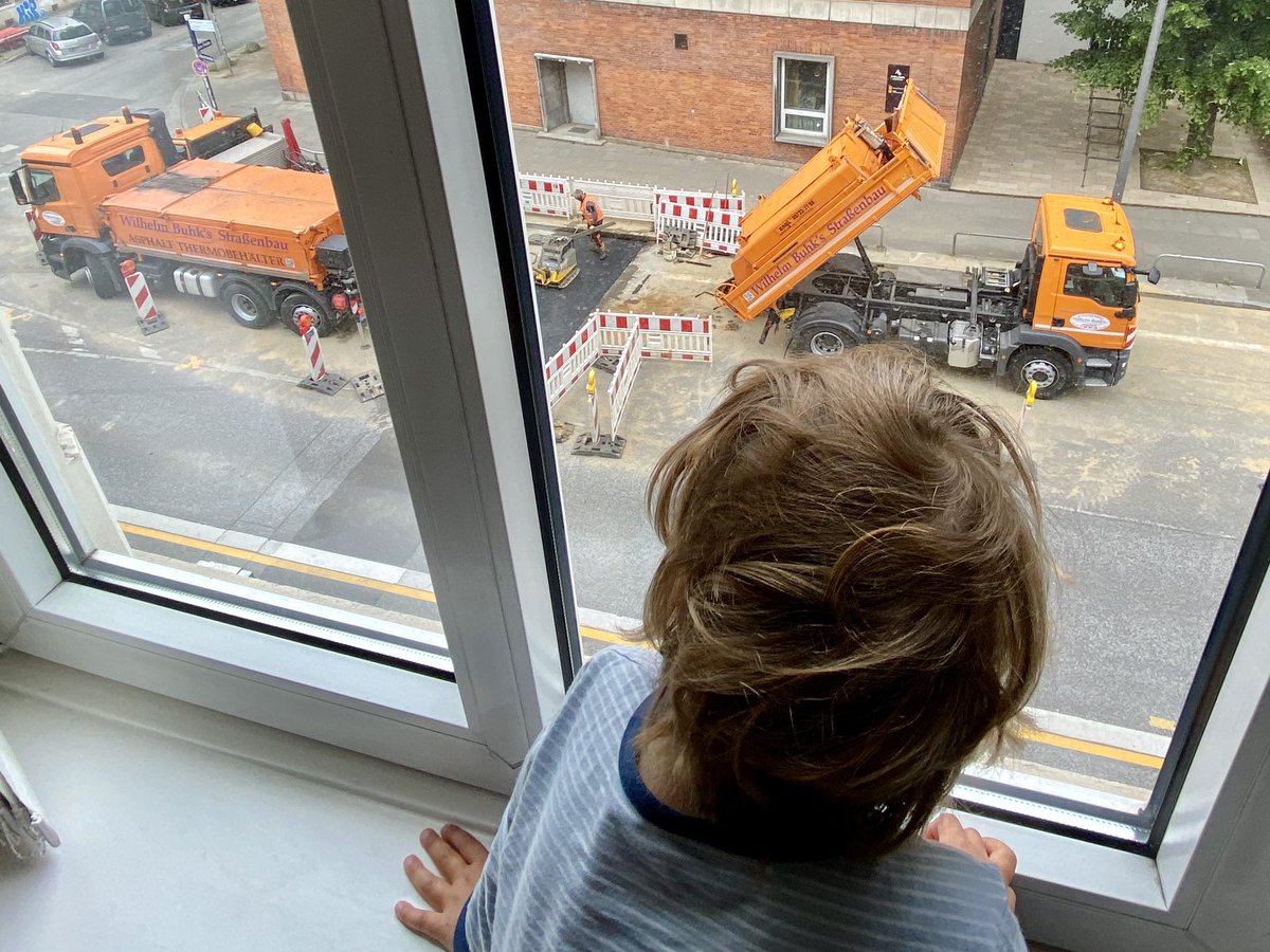 F_Stadthoewer's tweet photo. Eine Baustelle vor dem Haus ist besser als jedes TV-Programm und jeder YouTube-Channel. 😇 https://t.co/G14VeQbm1P