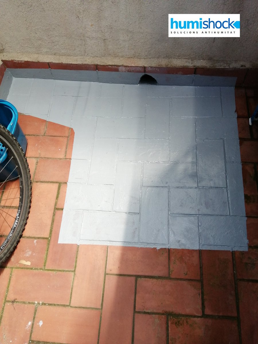 humishock's tweet photo. Reparació urgent de goteres
Intervenció a #terrassa per tallar #goteres #filtracions d'aigua, mitjançant aplicació de #Aquapol de EAGLE Waterproofing Iberica, revestiment #impermeable instantani
#impermeabilitzacions #humishock #reparaciódegoteres #humitats 
@humishock https://t.co/082A2sX7b9