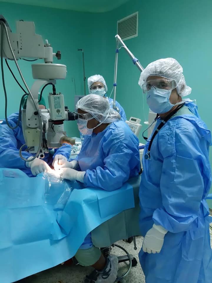 SMCArgelia's tweet photo. Argelia en 57 aniversario, enfrenta #COVID19: En Djelfa, operado paciente por complicaciones de los anexos oculares por secuelas de quemadura corneal/conjuntiva #AplausosPorLaVida #CubaPorLaSalud #CubaSalvaVidas @MarciaCobas @japortalmiranda @jorge_bustillo #Cuba @VergaraBuenoA https://t.co/rO5GztCSXA