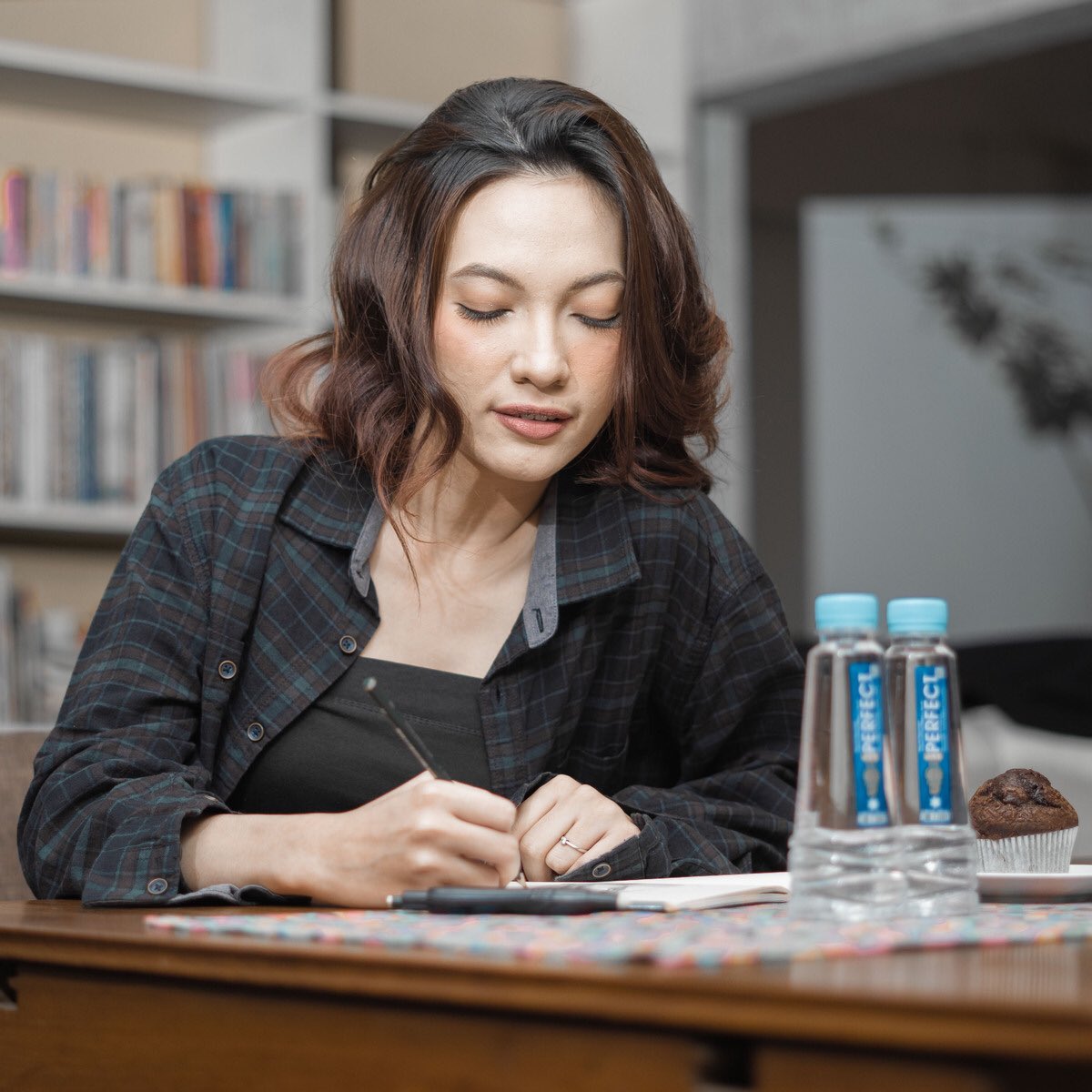 Perfecting_you's tweet photo. Mengisi waktu sambil menunggu berbuka puasa salah satunya kamu bisa gunakan untuk bikin list apa saja yang akan kamu kerjakan esok hari ladies! Oiya, jangan lupa sediakan Perfect Alkaline Water didekatmu ya, biar gampang kamu minum ketika berbuka puasa nanti. ⁣
⁣
#PerfectingYou https://t.co/RBmro0FsFk