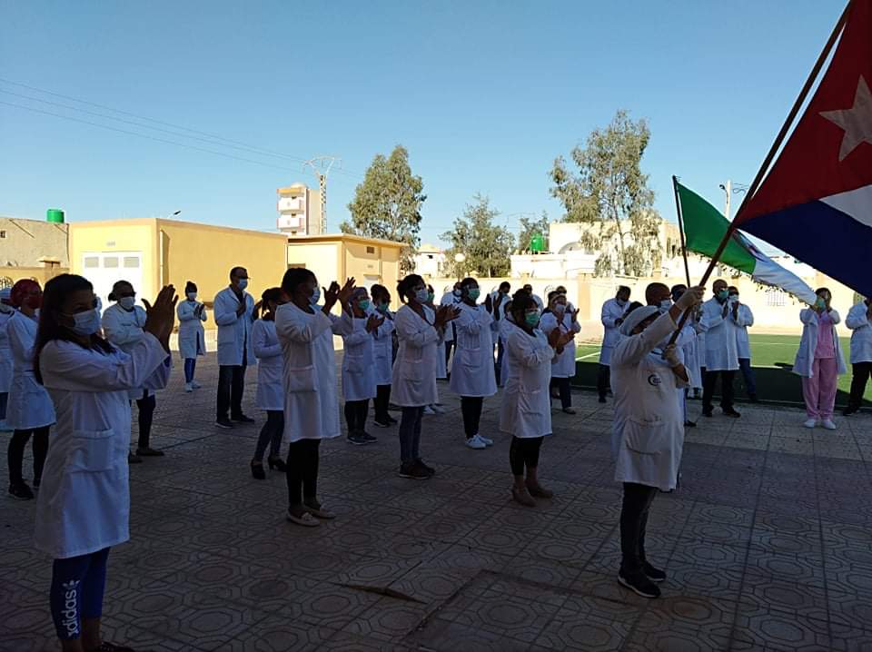SMCArgelia's tweet photo. El mensaje de los médicos cubanos en #Argelia en el 57 aniversario del inicio de la colaboración internacionalista en la salud: ¡JUNTOS VENCEREMOS! #CubaPorLaSalud #CubaSalvaVidas #COVID19 @MarciaCobas @japortalmiranda @jorge_bustillo @DrRobertoMOjeda @VergaraBuenoA @MINSAPCuba https://t.co/noV99IGSCA