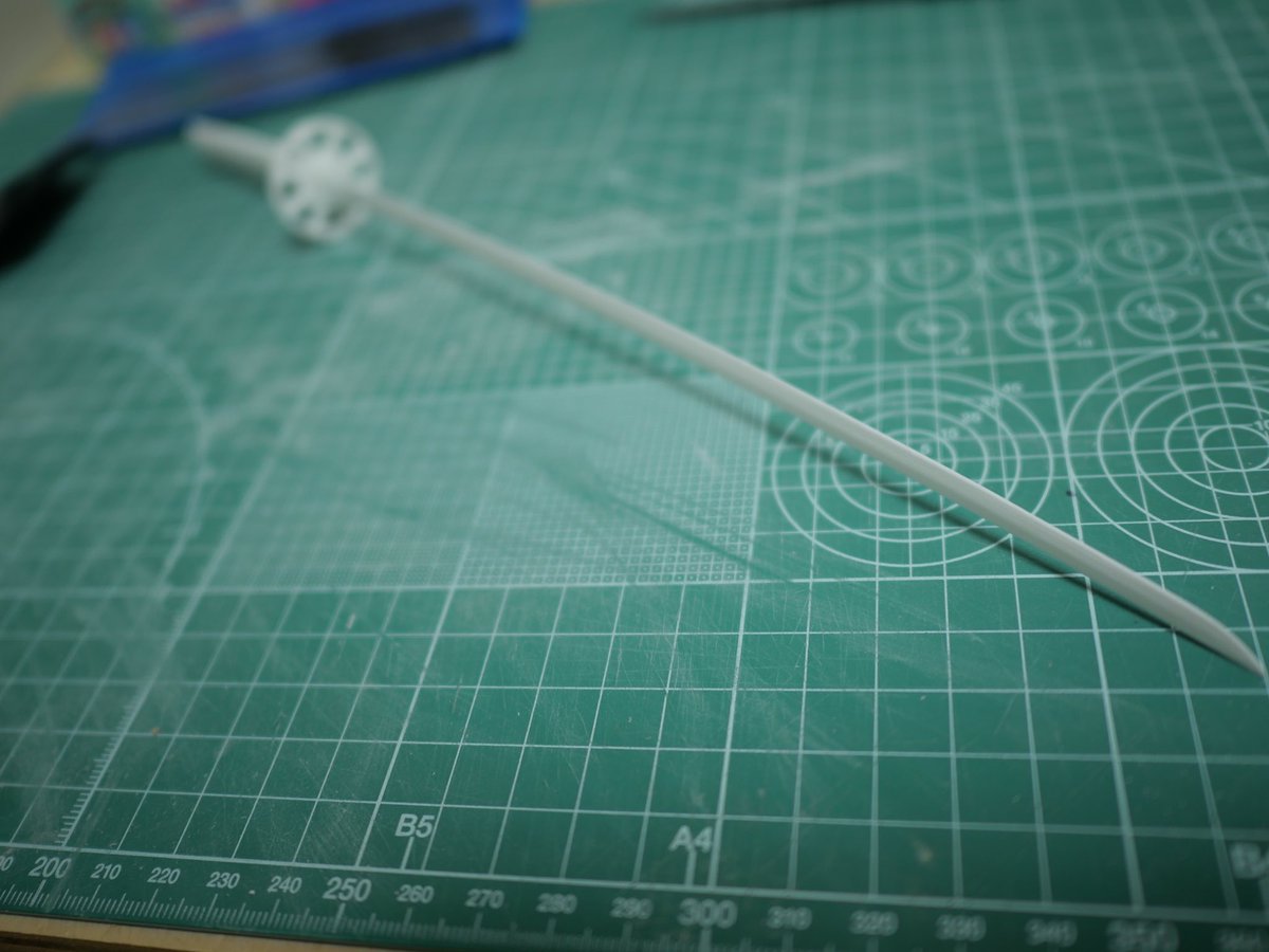 Gx2wt's tweet photo. 適当に作った3D日本刀一発出し出来た！
ABSで出したせいで刃がビヨンビヨンなる

#3dプリント #3dプリンター #日本刀 https://t.co/7jNw5AwtNU