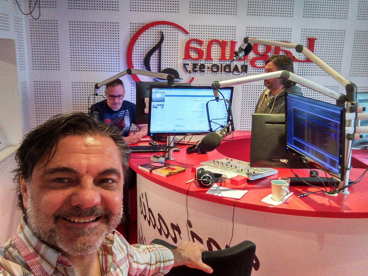 ObaveznoN's tweet photo. Ponedeljkom se igramo #obneob asocijacija u drugom satu! Pripremite se, tu su i kićanke! 💙💙💙 @ObaveznoN sa @IgorBrakus i @SmiljanBanjac na @Laguna937 🎵🎤🎧📻 https://t.co/M5svFBvpG9