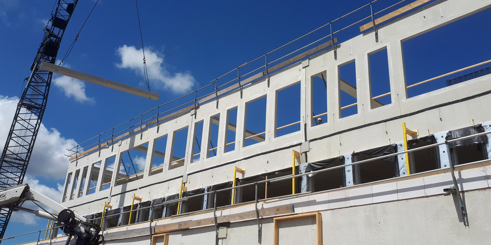 Half mei werden de laatste VBI kanaalplaten voor Beroepscampus Middelharnis gemonteerd. De laatste loodjes en dan kunnen we mooi op tijd het prefab betonnen casco opleveren. Fijne samenwerking met VAESSEN en DWM Nederland B.V. <a href="/consolisvbi/">VBI</a>