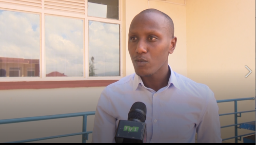 TV1Rwanda's tweet photo. Bamwe mu banyamakuru bavuga ko itangazamakuru ry'u Rwanda rikomeje kugaragaramo abakora ibihabanye n’umwuga bitewe n’uko ryiganjemo abafite ubumenyi buri hasi butagakwiriye kubashyira ku rwego rwo gukora uyu mwuga Bavuga ko biterwa n’icyuho kiri mu itegeko @RwandaMedia @RwandaGov https://t.co/jPtO1CbLfG