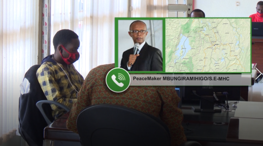 TV1Rwanda's tweet photo. Bamwe mu banyamakuru bavuga ko itangazamakuru ry'u Rwanda rikomeje kugaragaramo abakora ibihabanye n’umwuga bitewe n’uko ryiganjemo abafite ubumenyi buri hasi butagakwiriye kubashyira ku rwego rwo gukora uyu mwuga Bavuga ko biterwa n’icyuho kiri mu itegeko @RwandaMedia @RwandaGov https://t.co/jPtO1CbLfG