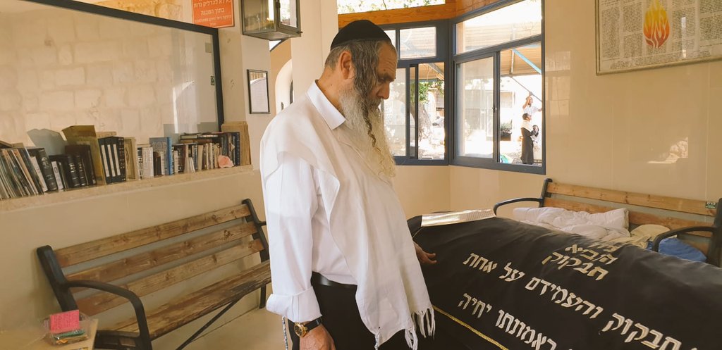 ShalomArushEN's tweet photo. Transform the #coronaviruschallenge by listening & sharing our #emunapodcasts - living the aspect of #sefirathayesod to #sefirathamalkut- #emunalearning to #emunaprayer on @BreslevIsrael platforms with our renewed live feed Bs'd!!! @midnightrabbi @tiferesytm @elipmusic #inspired! https://t.co/qoKkC7hlfs