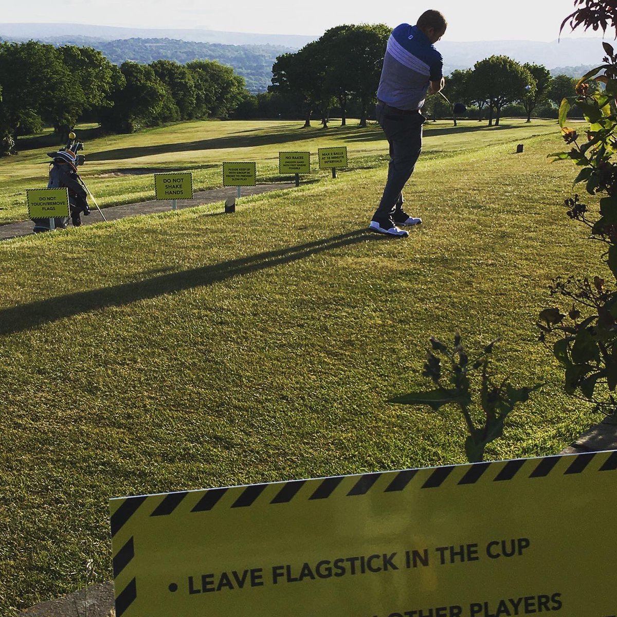 KatyKatyedwards's tweet image. And we have golfers back @BrynMeadows in the sunshine too 😎 stay safe guys #members #golfers #oneballsonly #signs #safegolf