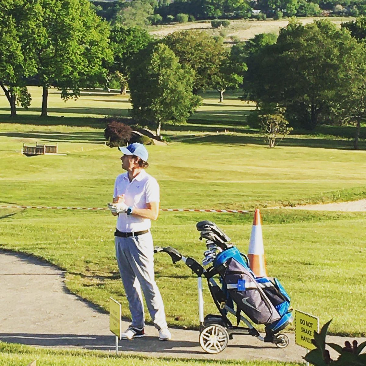 KatyKatyedwards's tweet image. And we have golfers back @BrynMeadows in the sunshine too 😎 stay safe guys #members #golfers #oneballsonly #signs #safegolf