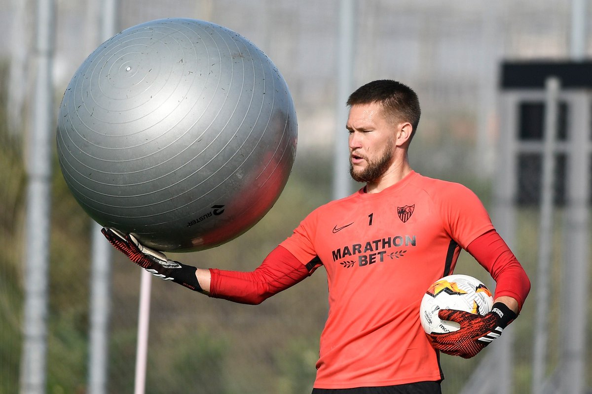 SevillaFC's tweet photo. Buenos días, afición. ☀  
Comienza la fase 3. 💥⚽

#VolverEsGanar #vamosmiSevilla https://t.co/P57w8sQlTY