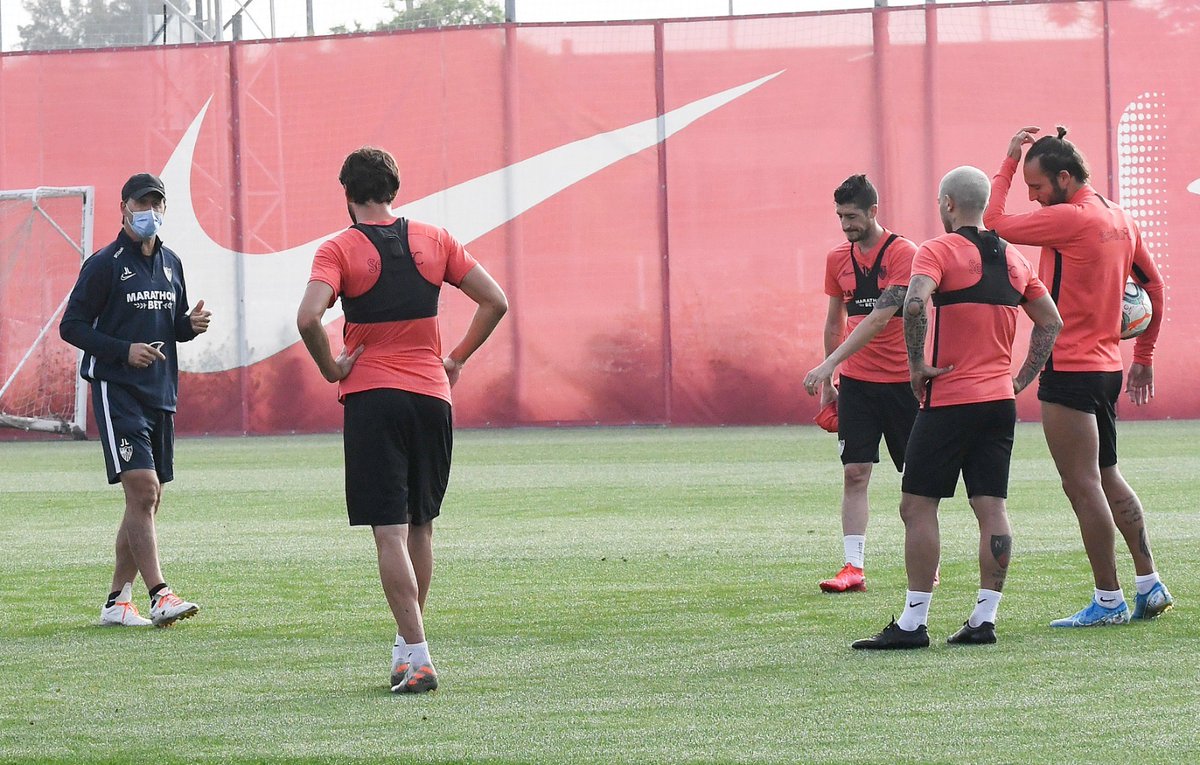 SevillaFC's tweet photo. Buenos días, afición. ☀  
Comienza la fase 3. 💥⚽

#VolverEsGanar #vamosmiSevilla https://t.co/P57w8sQlTY